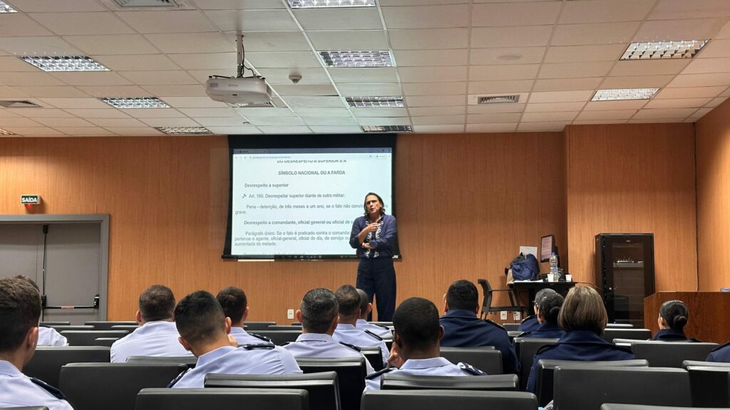 Defensora pública ministra aula para alunos do Curso de Polícia Judiciária Militar do Comando da Aeronáutica 